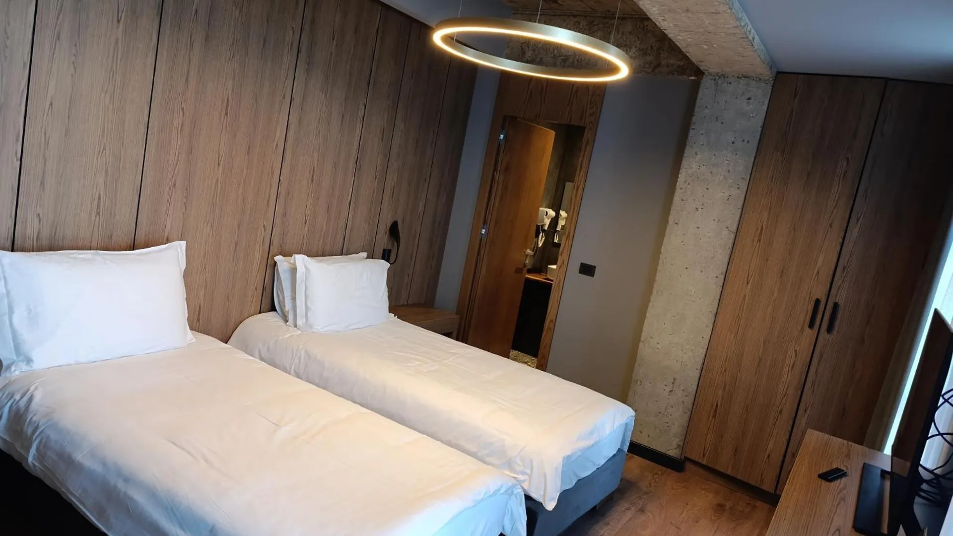 Toka Hotel Restaurant Udenisht Albanie