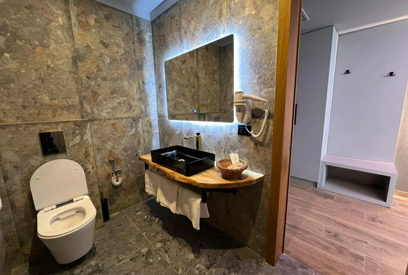 Toka Hotel Restaurant Udenisht
